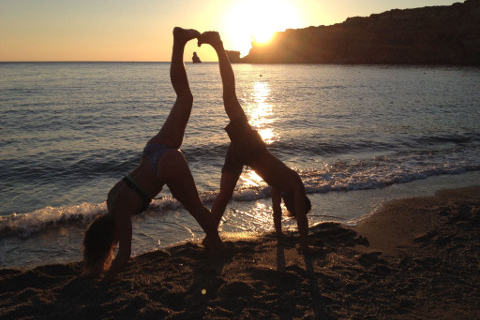 partner-adho-mukkha-svanasana-on-yoga-holiday