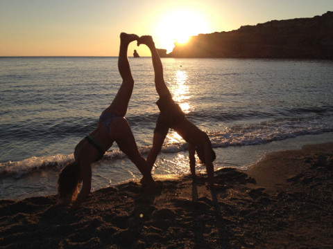 partner-adho-mukkha-svanasana-on-yoga-holiday