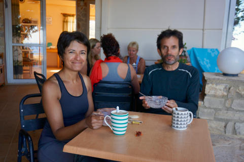 Perveen and Chris eating homemade yoghurt and granola at Yoga Rocks