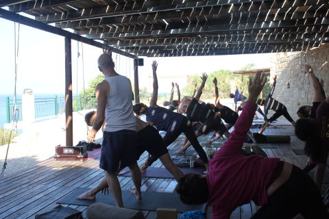 Gösta(Shunya) from Svaha Yoga teaches trikonasana on yoga retreat